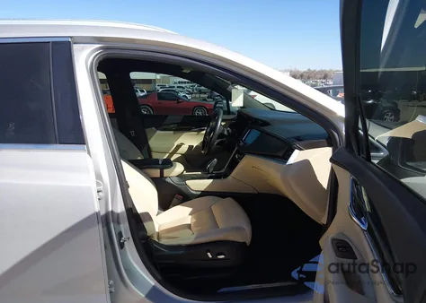 2017 Cadillac Xt5 Standard z USA, uszkodzony, nr VIN 1GYKNARSXHZ113346